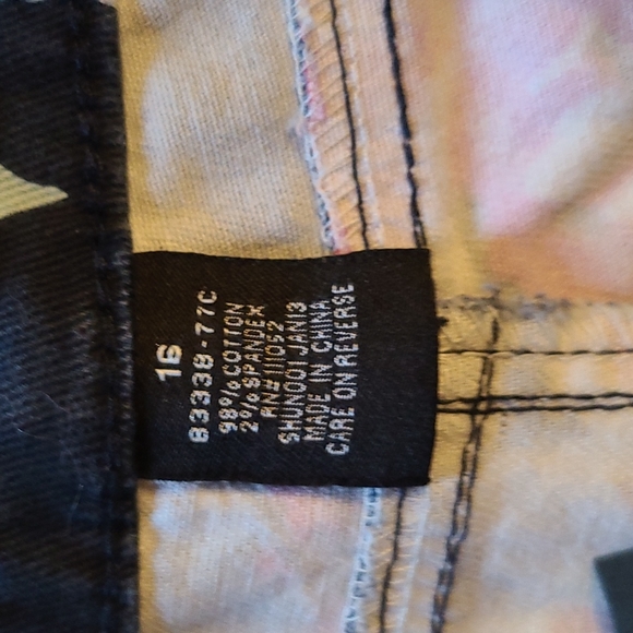 💙 Floral Shorts 💙 Host Pick 🥂🍾 - Picture 5 of 5